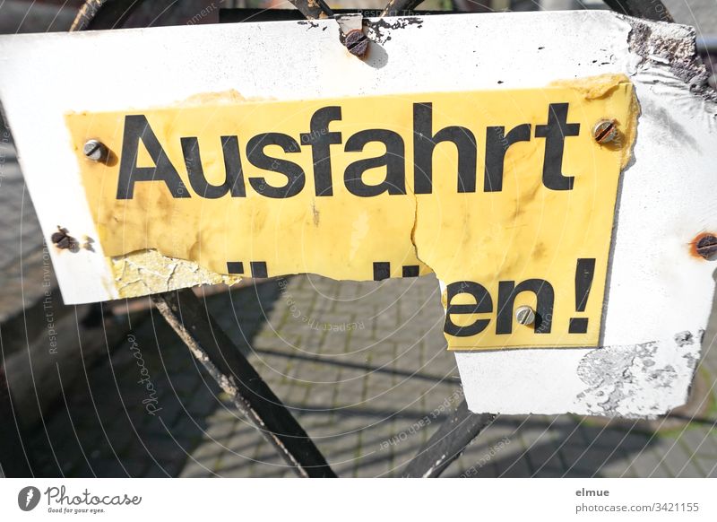 kaputtes Schild "Ausfahrt  .... en!" Ausfahrt freihalten Einfahrt Gelände Schilder & Markierungen Tor Außenaufnahme Hinweisschild Menschenleer Zeichen Verkehr