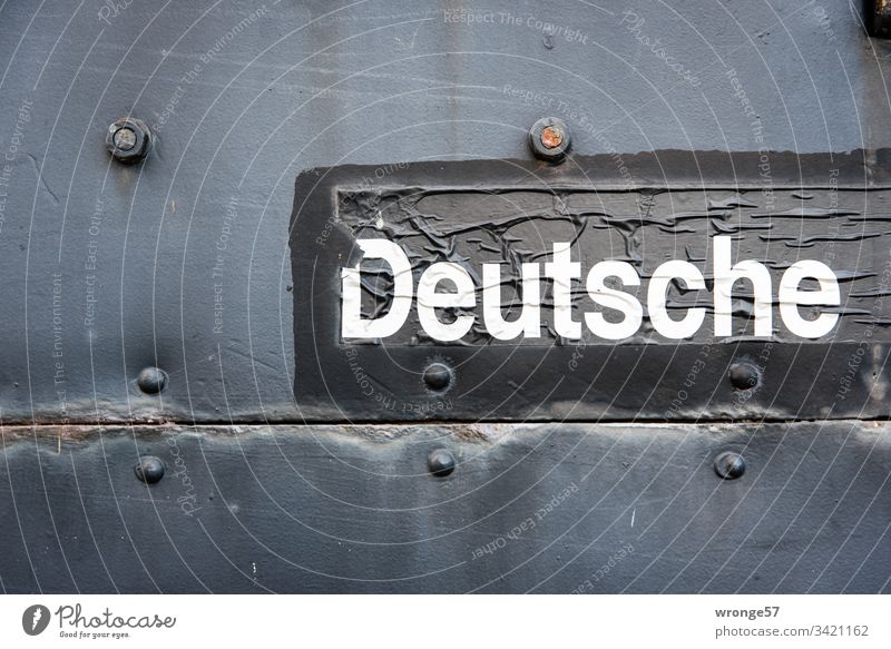 Schriftzug Deutsche auf einem historischen Eisenbahnwaggon Schriftzeichen Wort Buchstaben weiß schwarz Farbfoto Sprache Deutsche Reichsbahn Waggon