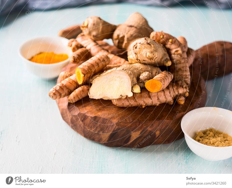 Kurkuma und Ingwer in Pulverform und Wurzeln an Bord Gewürz Gesundheit Aroma Hintergrund Nahaufnahme blau exotisch trocknen Geschmack Lebensmittel frisch golden