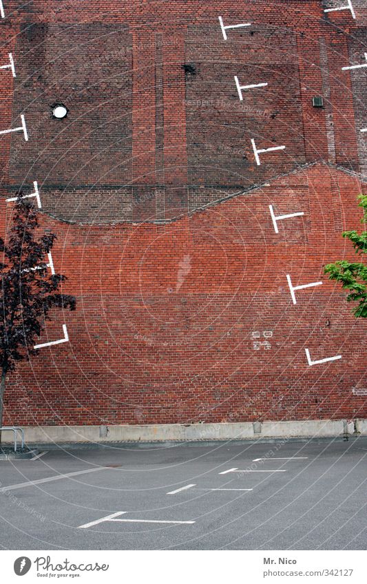 Parcours Baum Bauwerk Gebäude Architektur Verkehrswege trist Parkplatz parken Wand park and ride Markierungslinie Parkhaus Neigung Stadt Betonboden Mauer