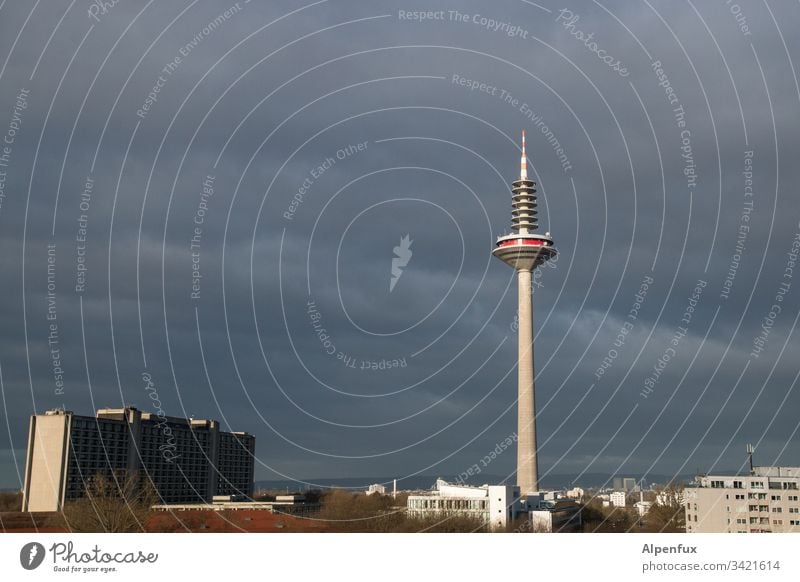 Geräusch | hessisches Donnerwedder Gewitterwolken Fernsehturm Frankfurt am Main Himmel Wolken Stadt Außenaufnahme Skyline Licht Farbfoto Hochhaus Menschenleer