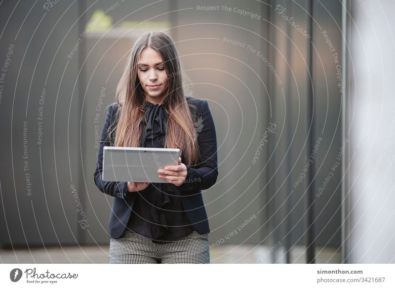 Portrait Schule feminin Business Team Arbeit & Erwerbstätigkeit Arbeitsplatz Prüfung & Examen Mittelstand Büroarbeit Medienbranche Werbebranche