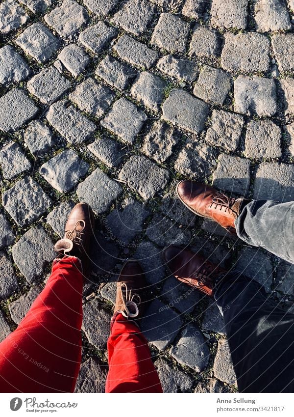 Beweis eines gemeinsamen Spaziergangs in der Abendsonne - Aufnahme der Schuhe gehen spazierengehen Zeit zusammen Wege & Pfade inspiration grün sonnenlicht