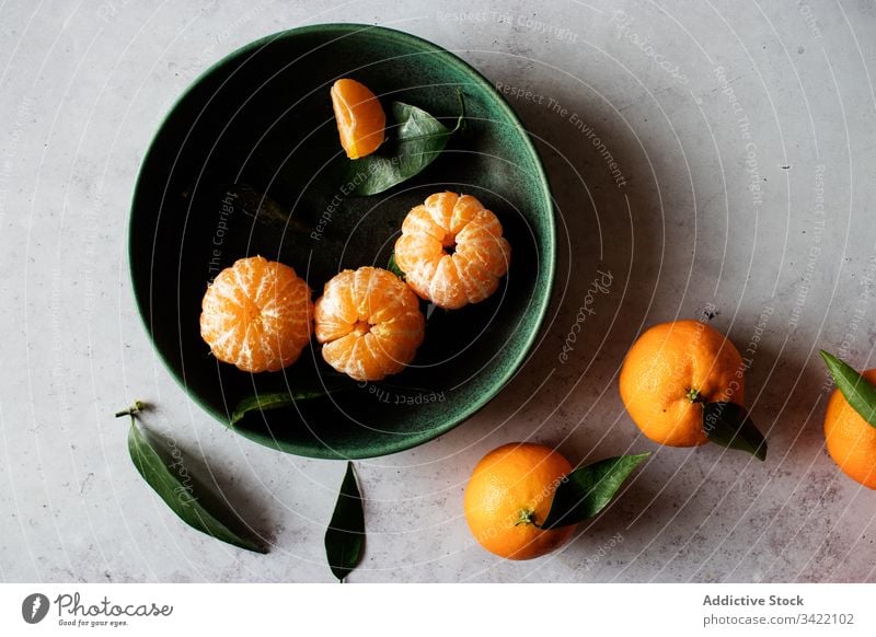 Frische Mandarinenfrüchte auf dem Tisch Frucht Zitrusfrüchte frisch orange natürlich sich[Akk] schälen Blatt Schalen & Schüsseln Lebensmittel geschmackvoll