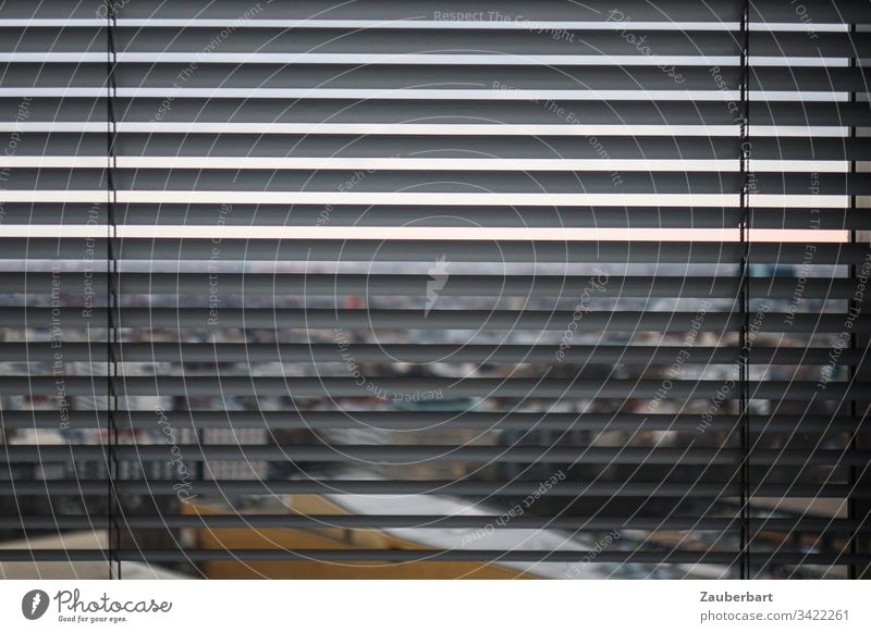 Blick durch Lamellen einer Jalousie auf Philharmonie, Berlin Fensterblick geschlossen Rollo Hauptstadt Berliner Philharmonie Quarantäne grau Resignation Stadt