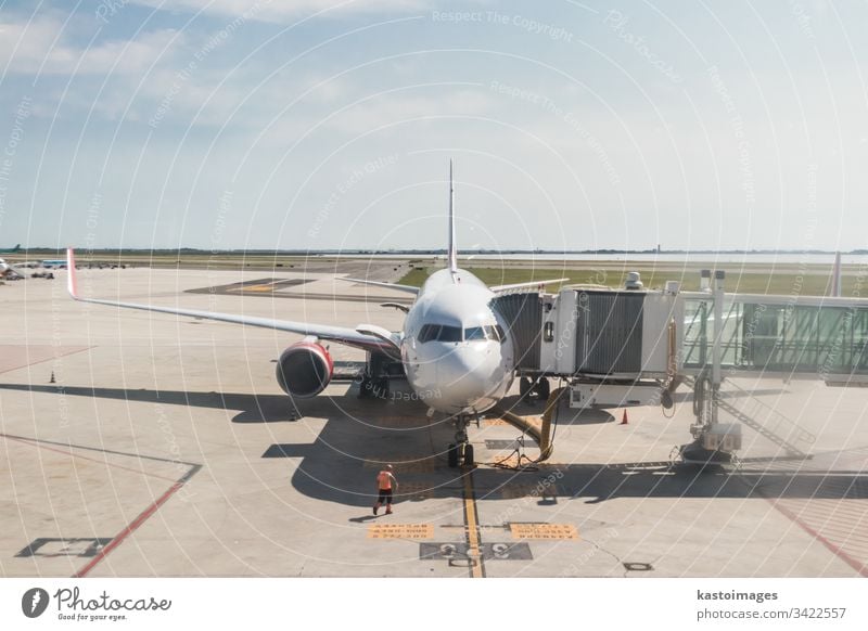 Modernes kommerzielles Passagierflugzeug im Flughafen-Terminalgebäude geparkt Flugzeug reisen Fluggerät Verkehr Transport Ebene Air Boarding Motor Rollfeld