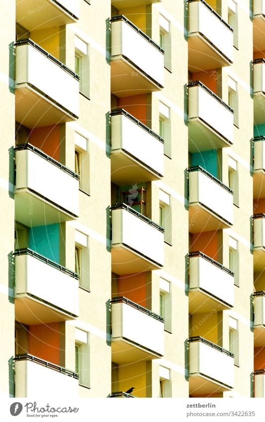 Fassade mit Balkonen architektur außen balkon berlin city deutschland etage froschperspektive hauptstadt haus himmel hochhaus innenstadt kreuzberg menschenleer