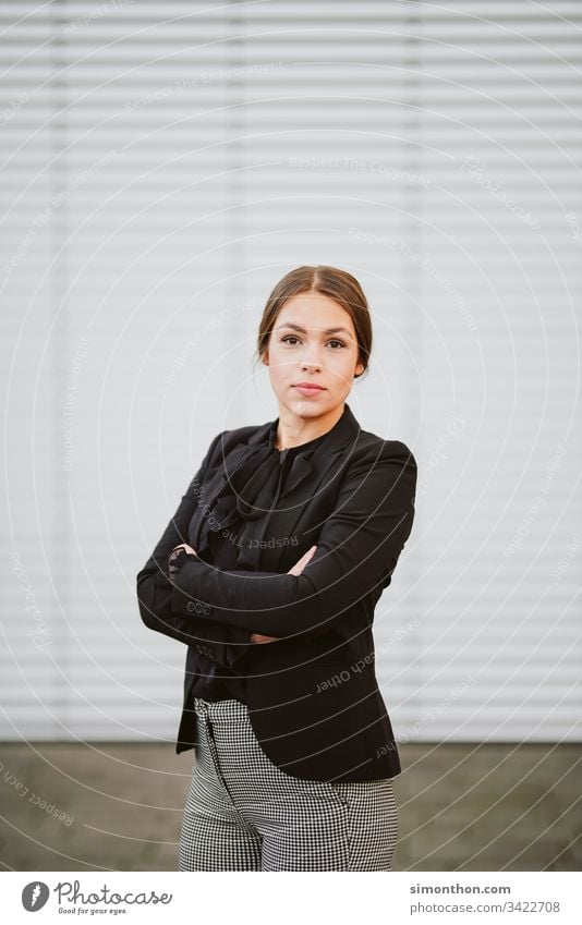 Business Lady business lady karriere weiblich chefin Karriere Farbfoto Erfolg Wirtschaft Unternehmen Porträt Berufsausbildung Studium Azubi Praktikum Bildung