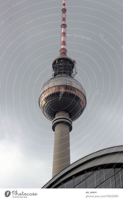 Fernsehturm unter dunklen Wolken Berlin Sehenswürdigkeit Berliner Fernsehturm Wahrzeichen Alexanderplatz Denkmal Turm Berlin-Mitte Himmel Hauptstadt Kugel