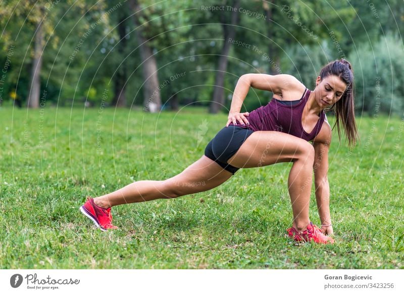 Junge Frau bei Übungen in einem Park Sommer im Freien Training Fitness Gras Wald grün Bewegung Person trainiert. Landschaft attraktiv Gesundheit sportlich