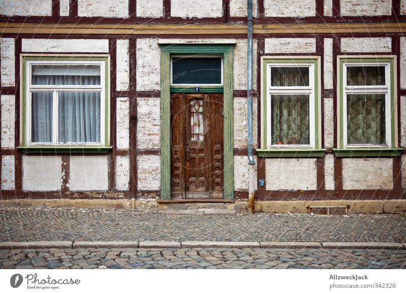 Party like it's 1979 Blankenburg Thüringen Dorf Altstadt Menschenleer Haus Architektur Fassade alt retro trashig Einsamkeit Fachwerkhaus Fachwerkfassade Gardine