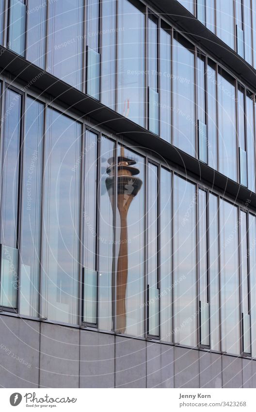 Gespiegelter Rheinturm Spiegelung düsseldorf rheinturm Sehenswürdigkeit Stadt Außenaufnahme Farbfoto Wahrzeichen Menschenleer