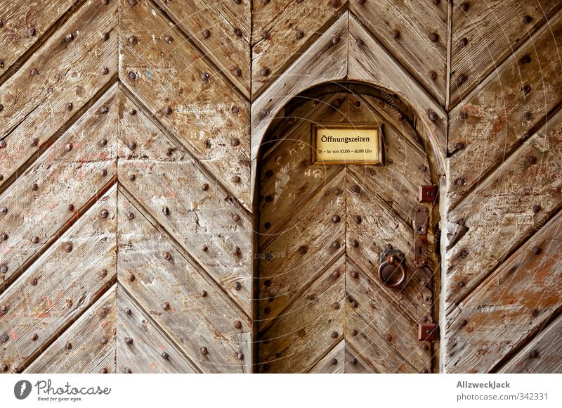 geschlossen Tür alt historisch braun Portal Beschläge Eingangstor Eingangstür verfallen Schnitzereien Farbfoto Außenaufnahme Menschenleer Tag Kontrast