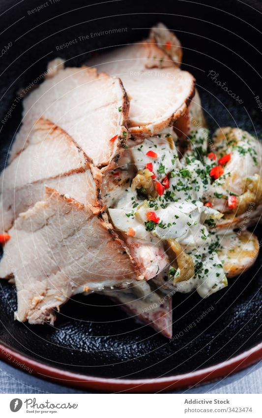 Schinken und Salat mit Sahnesoße Salatbeilage Speise Kantine Teller Ordnung Portion Spielfigur Saucen Lebensmittel Mahlzeit lecker geschmackvoll Feinschmecker