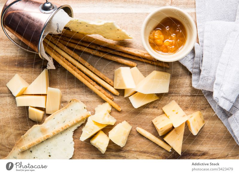 Käse und Sauce in der Nähe von Salzstangen und Pommes Frites Snack Saucen Café Tisch salzig kleben Chip hölzern Gewürz lecker Lebensmittel geschmackvoll frisch