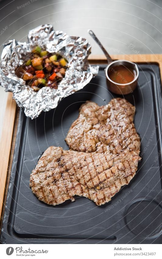 Gebratenes Fleisch mit Sauce im Café Saucen Tablett Restaurant gebraten Lebensmittel lecker Mahlzeit Küche Speise geschmackvoll frisch Feinschmecker Tradition