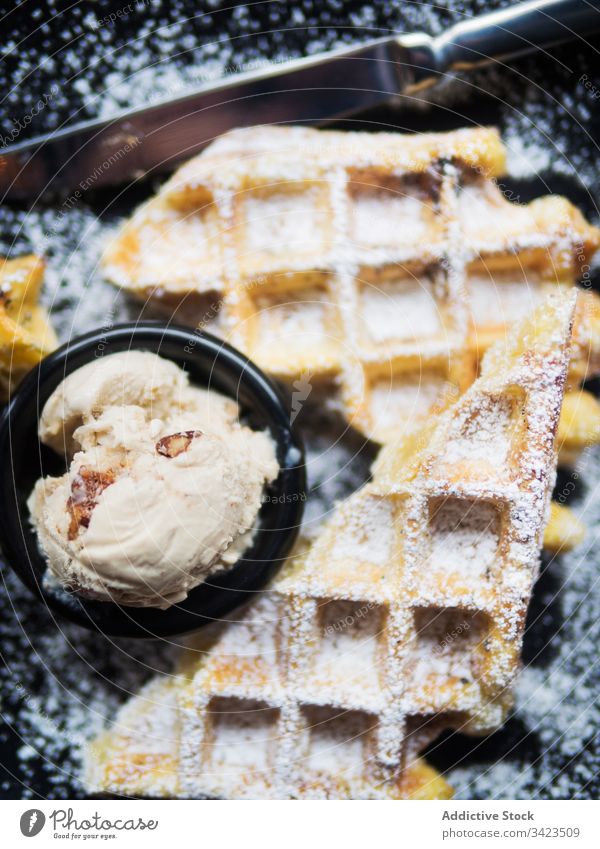 Eiscreme und Waffeln auf dem Teller Speiseeis Café süß Dessert Schalen & Schüsseln lecker Lebensmittel frisch geschmackvoll Feinschmecker weich Ernährung