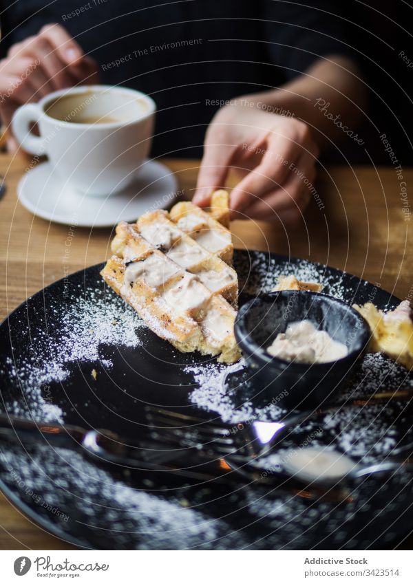 Erntehelfer, der Kaffee nach Eiscreme und Waffeln trinkt Person Speiseeis Café trinken essen geschnitten süß Tisch sitzen Gabel Messer lecker Lebensmittel