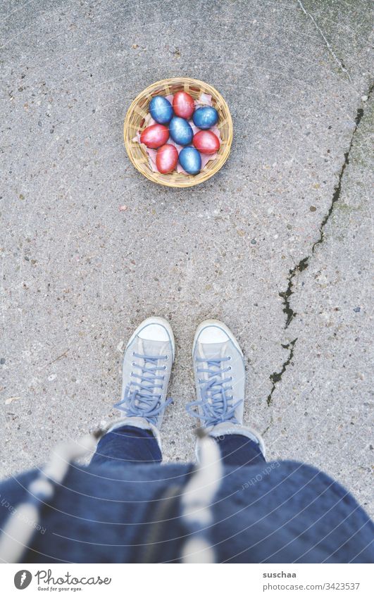 frau steht vor osterkörchen mit ostereiern auf der straße Ostern Ostereier bunte Eier gekochte Eier Lebensmittel Tradition Frühling Ernährung Feste & Feiern