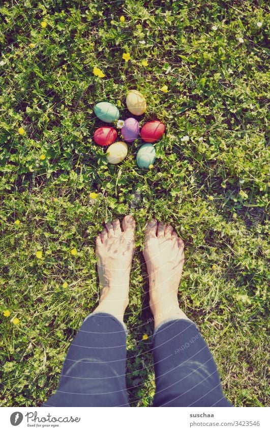 barfuß vor den ostereiern rumstehen Ostern Ostereier bunte Eier gekochte Eier Lebensmittel Tradition Frühling Ernährung Feste & Feiern mehrfarbig Außenaufnahme