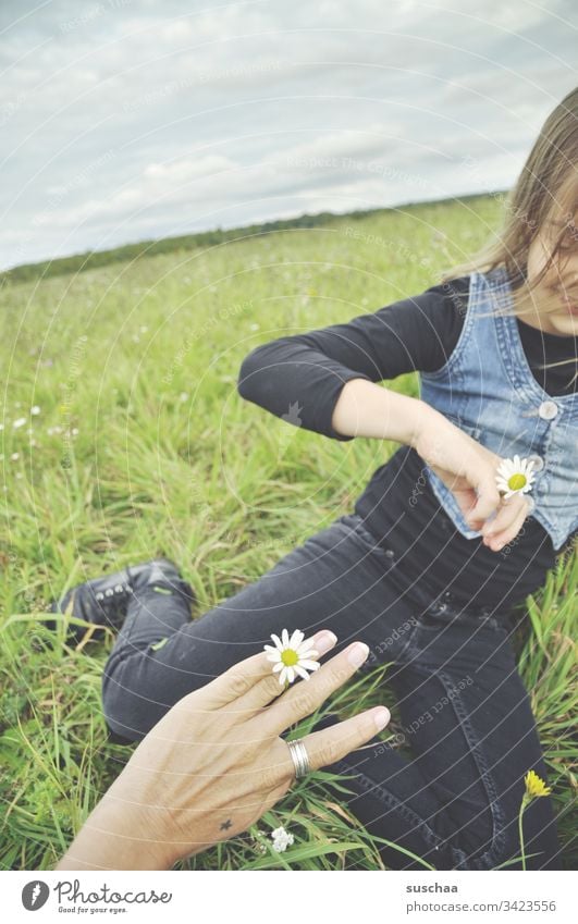 mutter und tochter im grünen mit ring aus blumen Kind Mädchen Hände Hand Finger Kindheit Außenaufnahme Spielen draußen Freizeit & Hobby Frühling Natur Ring