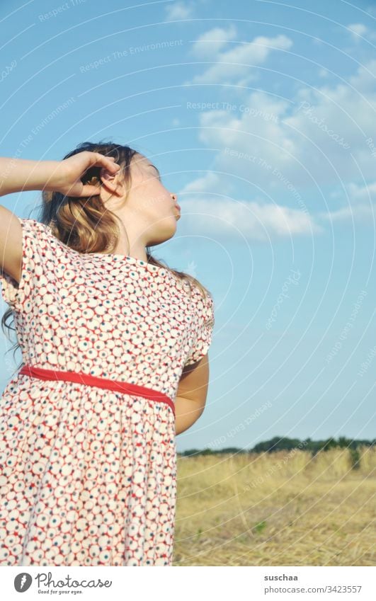 mädchen im sommerkleid, das den kopf stolz nach hinten wirft Mädchen Kind Sommer Sommerkleid Acker Getreidefeld draußen Sonnenlicht Kindheit Natur Feld Kleid