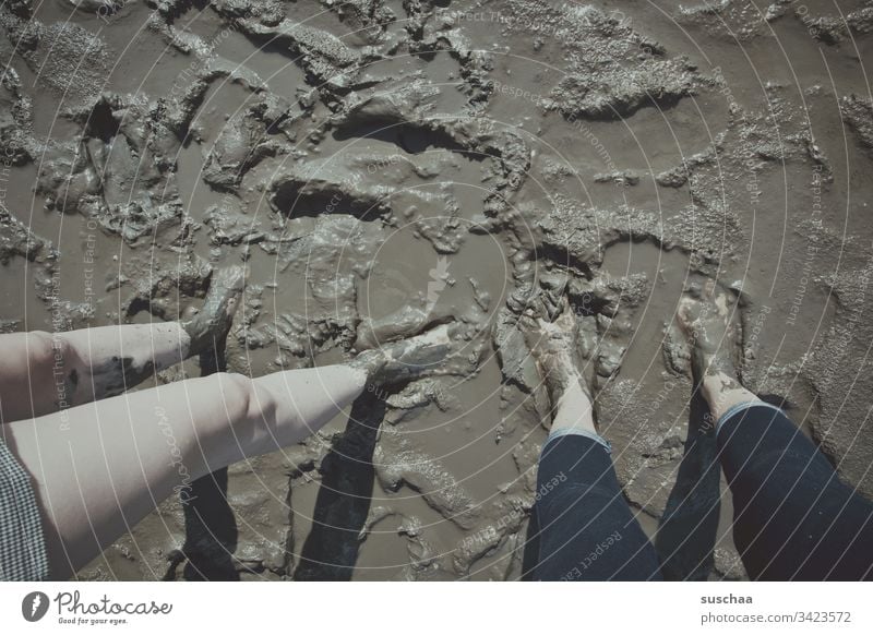 beine und füße im matsch Matsch Schlamm Dreck Sauerei Schlick Wattenmeer Meer Nordsee Ebbe Strand Küste Wasser Sand Ferien & Urlaub & Reisen Gezeiten Erholung