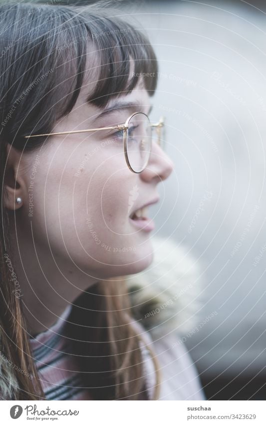 teenager im profil Jugendliche Teenager Pubertät junge Frau Mädchen Gesicht Profil hübsch Lächeln Brille Haare ponyfrisur Nase Mund Augen sanft Haare & Frisuren