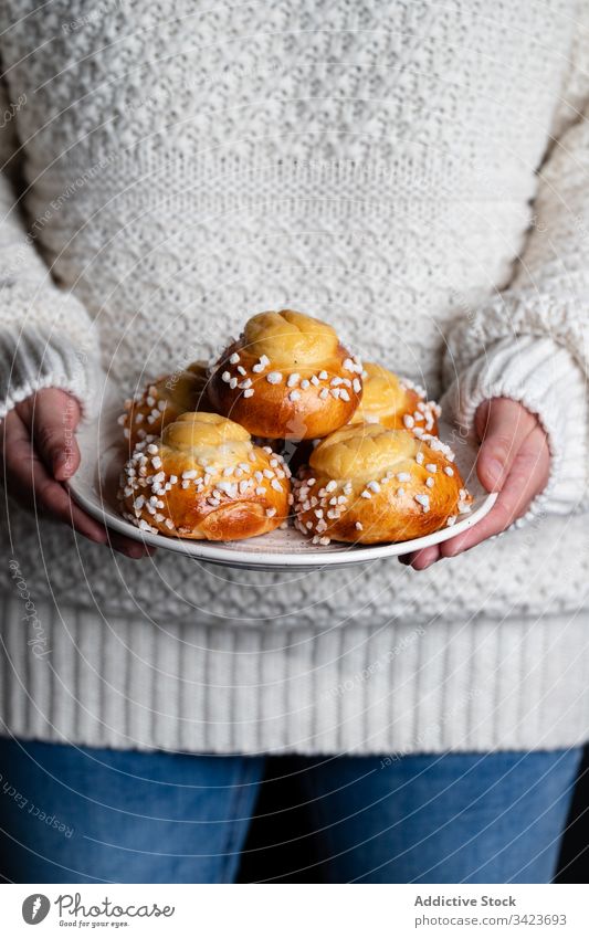 Frauenhalteteller mit Brötchen Lebensmittel backen selbstgemacht geschmackvoll Gebäck süß lecker frisch Ernährung appetitlich essen Koch kulinarisch Winter