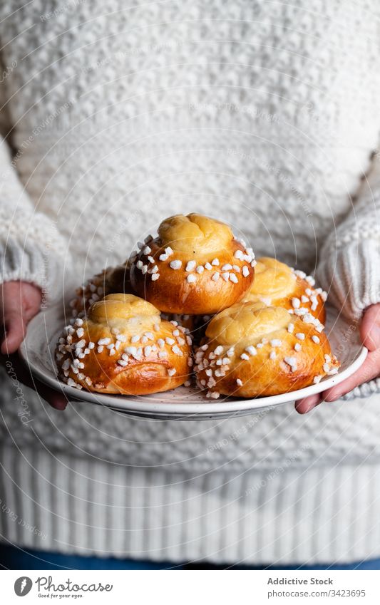 Frauenhalteteller mit Brötchen Lebensmittel backen selbstgemacht geschmackvoll Gebäck süß lecker frisch Ernährung appetitlich essen Koch kulinarisch Winter