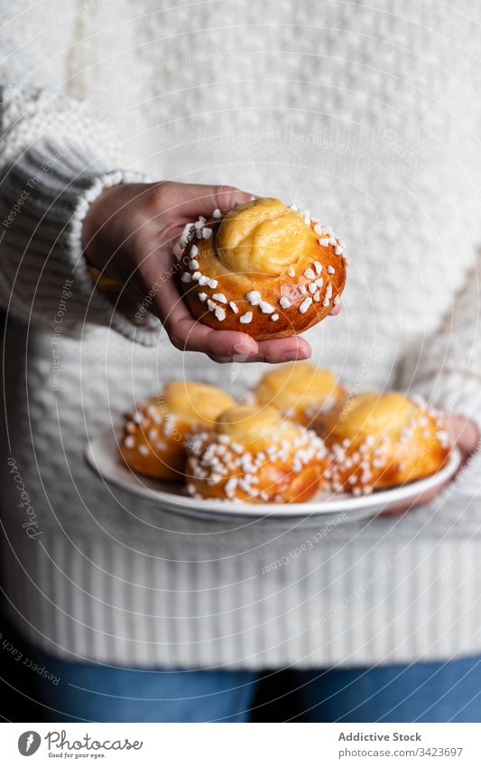 Frauenhalteteller mit Brötchen Lebensmittel backen selbstgemacht geschmackvoll Gebäck süß lecker frisch Ernährung appetitlich essen Koch kulinarisch Winter