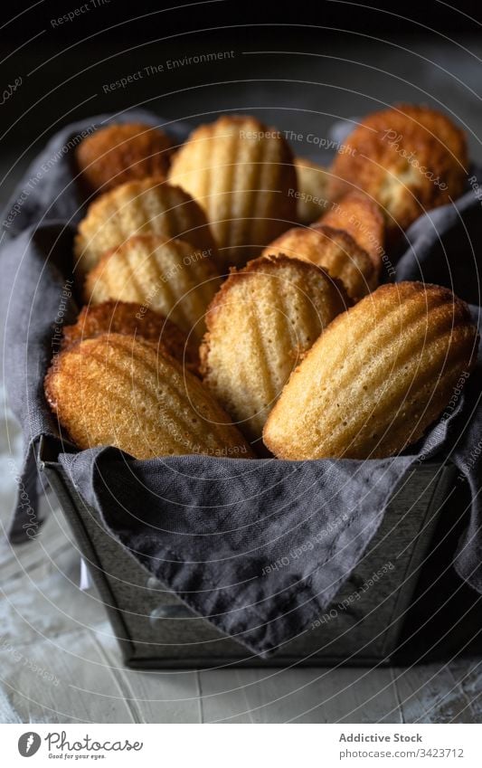 Korb mit Madeleine-Keksen auf dem Tisch Lebensmittel madeleine Tradition backen süß Gebäck geschmackvoll frisch Dessert selbstgemacht lecker Mahlzeit Ernährung