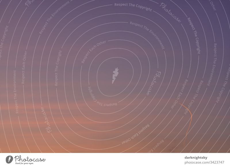 Abend Himmel mit Kondensstreifen eines Flugzeugs kurve Richtungswechsel fliegen leerer corona krise Sonnenuntergang luftfahrt airlines ruhe stille mysteriöse