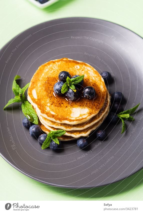 Stapel hausgemachter Pfannkuchen mit frischen Beeren Frühstück lecker Amerikaner niemand Ernährung nahrhaft Pastell Gebäck Haufen Minze Teller Portion Rezept