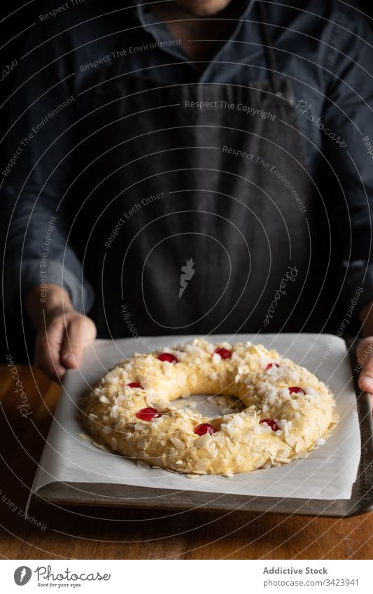 Bäcker bereitet Brot am Holztisch zu Lebensmittel vorbereiten Koch Küchenchef Teigwaren rund ungekocht Mann Bäckerei Gebäck Tisch hölzern Mahlzeit kulinarisch