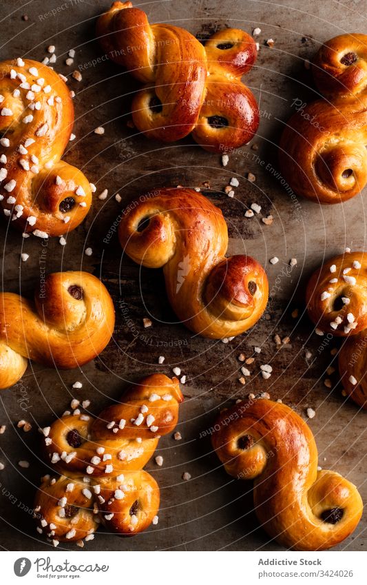 Appetitliche süße Brötchen auf Holztisch Lebensmittel backen selbstgemacht geschmackvoll Gebäck Locken lecker frisch Safran Tradition Ernährung appetitlich