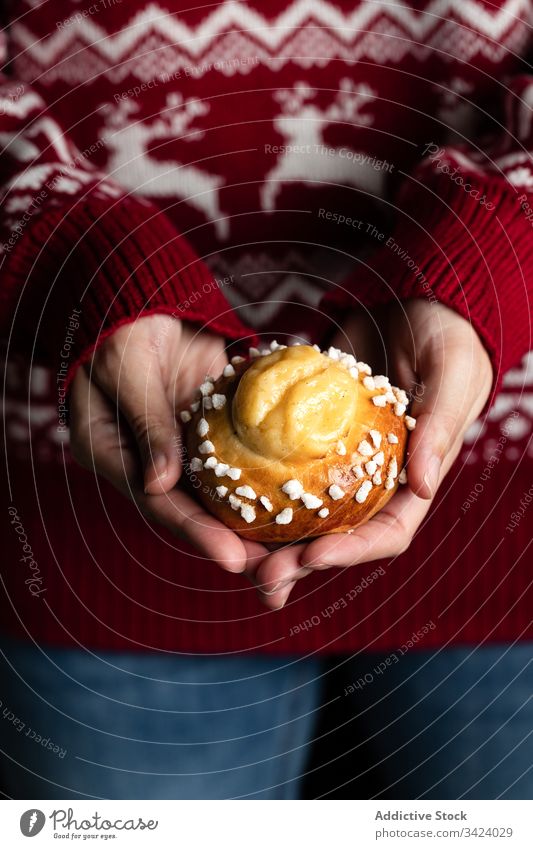 Frau hält hausgemachte Brötchen Lebensmittel backen selbstgemacht geschmackvoll Gebäck süß lecker frisch Ernährung appetitlich essen Koch kulinarisch Winter