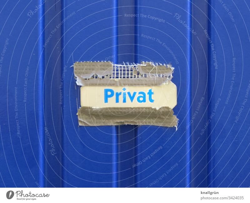 Schild mit der Aufschrift Privat mit kaputtem Gewebeklebeband an einem Büro Container angebracht Kommunikation Schilder & Markierungen Hinweisschild
