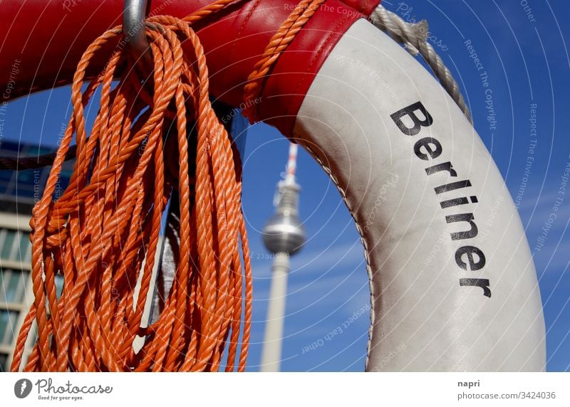 Rettungsring mit Aufdruck Berliner, Fernsehturm Mittig im Hintergrund. Berliner Fernsehturm Berlin-Mitte Wahrzeichen Hauptstadt Tourismus Sehenswürdigkeit