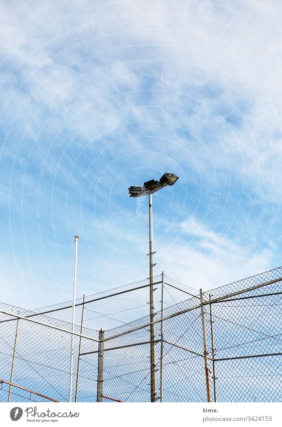 Geschichten vom Zaun (77) zaun himmel grenze wolken schutz sicherheit blau hoch frisch dicht geschlossen absperrung wind wehen flutlicht flutlichtanlage