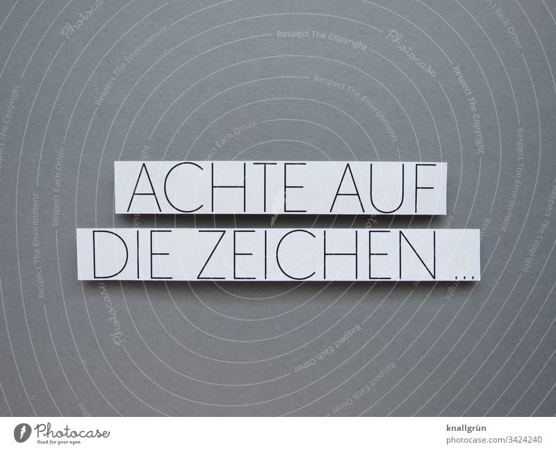 Achte auf die Zeichen Verschwörungstheorie Vorahnung achten kommunizieren Kommunikation Sprache Satz Wort Buchstaben Schriftzeichen Typographie Bedeutung