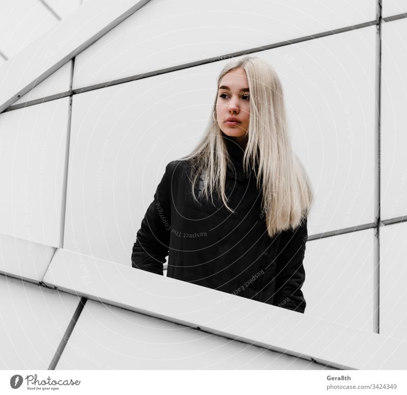 junges Mädchen mit blonden Haaren und schwarzer Kleidung vor einem grauen Gebäude Erwachsener Architektur Herbst schwarze Kleidung blondes Haar Großstadt