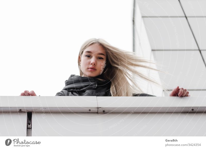 junges Mädchen mit blonden Haaren und schwarzer Kleidung vor einem grauen Gebäude Erwachsener Architektur Herbst schwarze Kleidung blondes Haar Großstadt