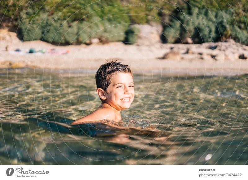 Lustiges Kind schwimmt auf dem Meer Aktivität Baby Strand schön Schönheit blau Junge hell Kaukasier heiter Kindheit Küste Kultur niedlich Genuss Gesicht Familie