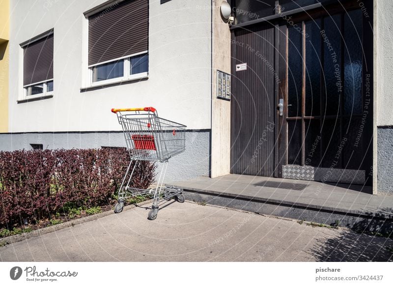 Einkaufswagen vor Haustür einkaufswagen coronavirus pandemie Endzeitstimmung Einkaufen Fassade