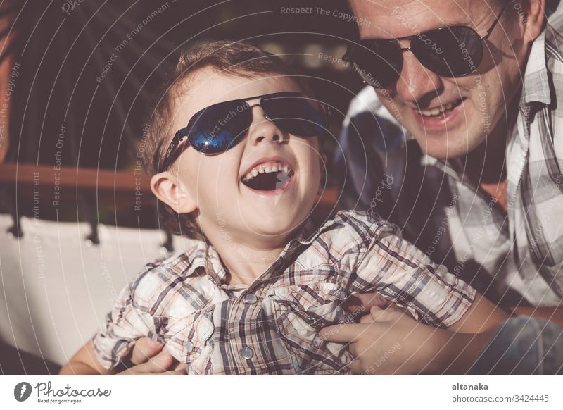 Vater und Sohn spielen zur Tageszeit im Park. Papa im Freien Feld Kind Mann Abenteuer Freizeit Fliege Spaß Aktivität reisen träumen Junge Sonnenaufgang Lager