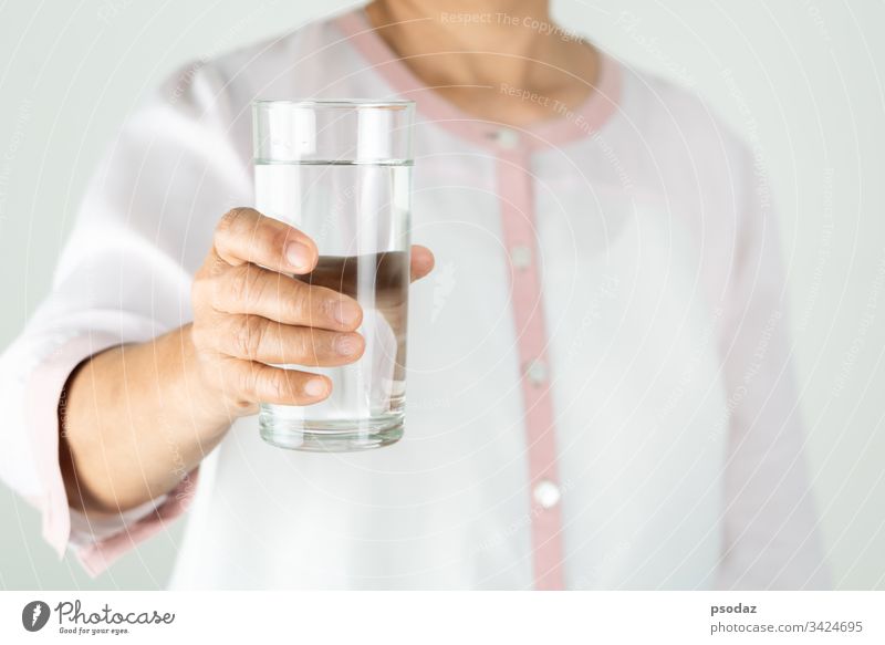 Trinkwasser in der Hand der älteren Frau, Konzept des Umweltschutzes, gesundes Trinken. Erwachsener gealtert aqua attraktiv Hintergrund schön Getränk Flasche