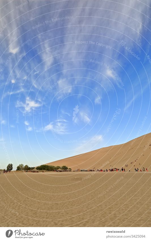 Sandkletterer auf den Dünen rund um die Oase Crescent Lake-Yueyaquan. Dunhuang-Gansu-China-0681 mehrere Personen viele Menschen Holzfußweg Holzsteg Weg