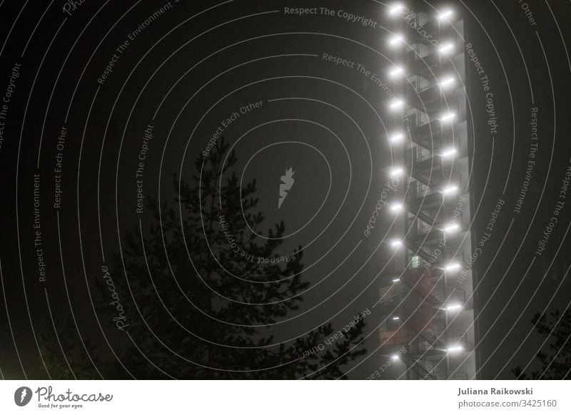 Natur gegen Industrie Nacht Hochhaus Architektur Baum Licht Gebäude Menschenleer Nebel Farbfoto Außenaufnahme Stadt Haus dunkel Tanne düster Abend Low Key