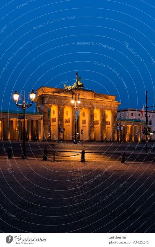 Brandenburger Tor am Abend abend berlin brandenburger tor dunkel dämmerung hauptstadt himmel klassizismus langhans quadriga säule wahrzeichen platz menschenleer